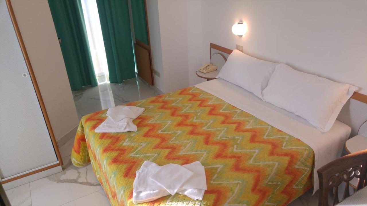 Hotel Memory Римини Екстериор снимка