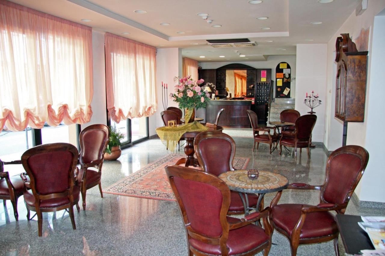 Hotel Memory Римини Екстериор снимка