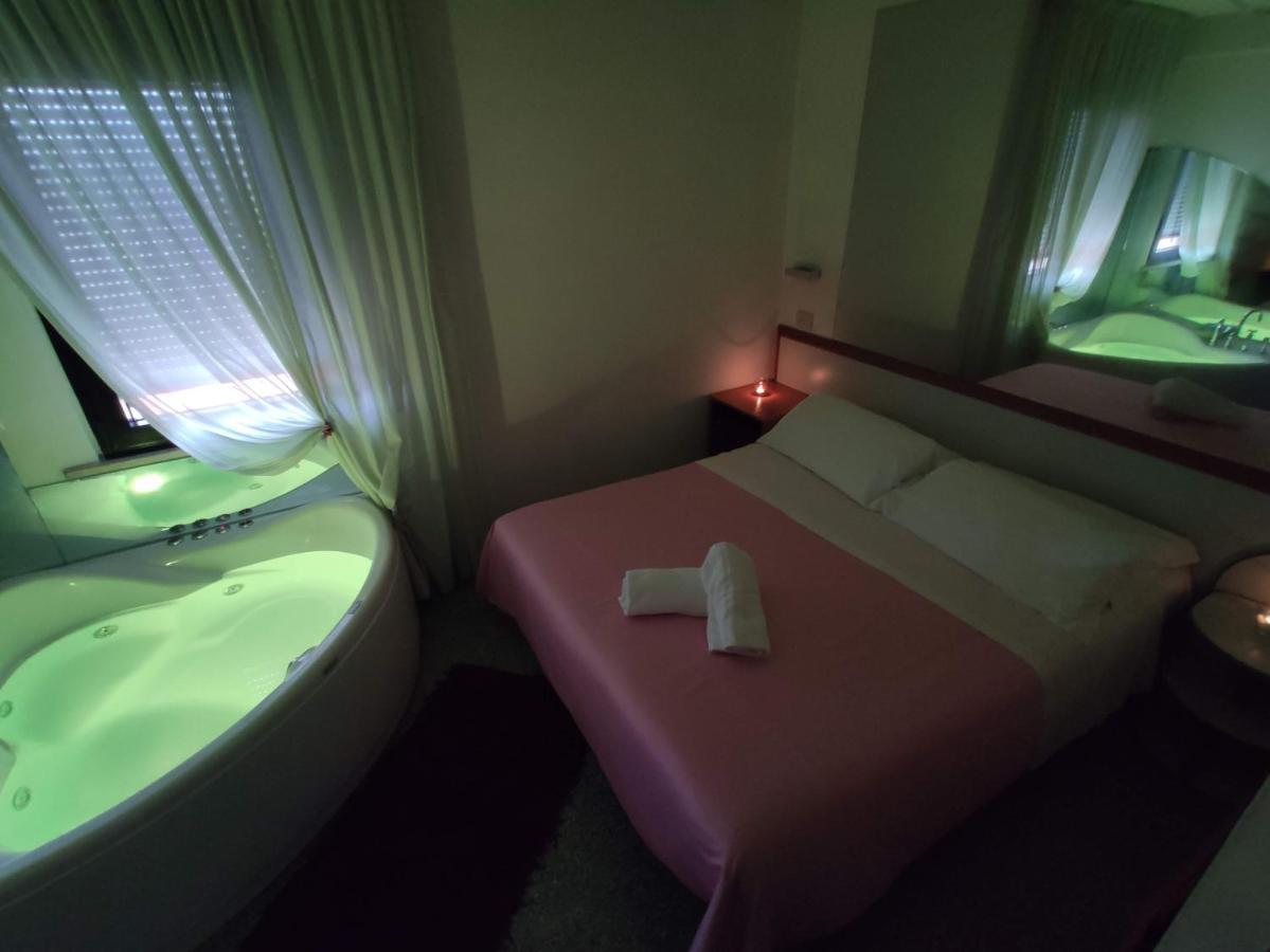 Hotel Memory Римини Екстериор снимка