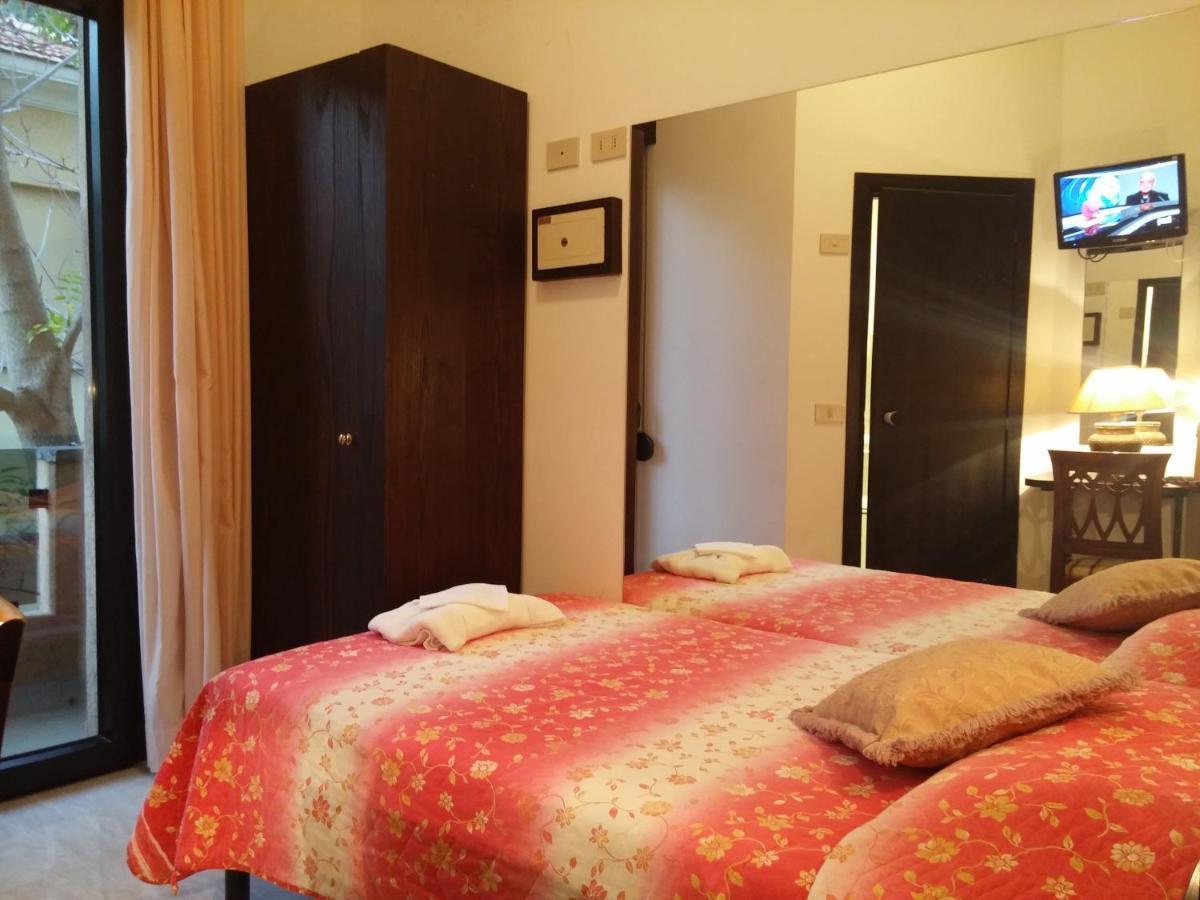Hotel Memory Римини Екстериор снимка