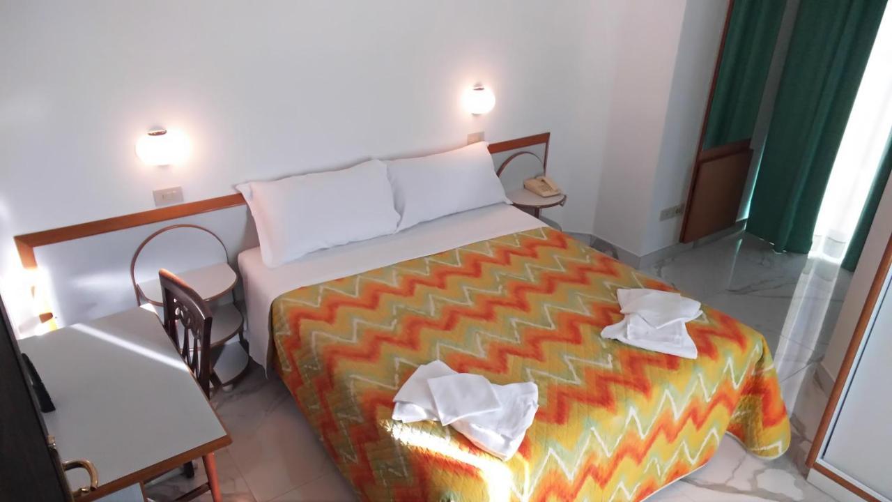 Hotel Memory Римини Екстериор снимка