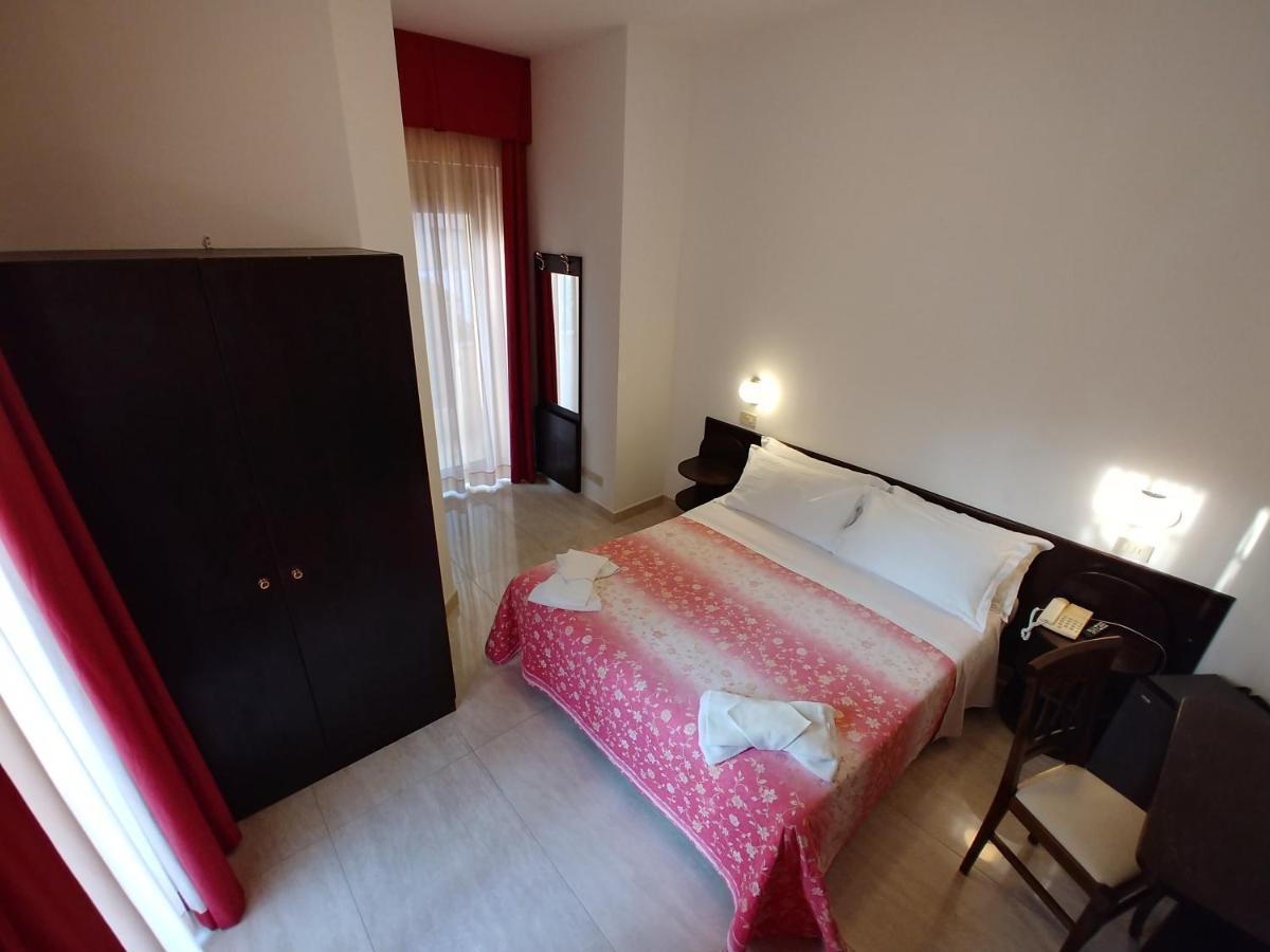 Hotel Memory Римини Екстериор снимка