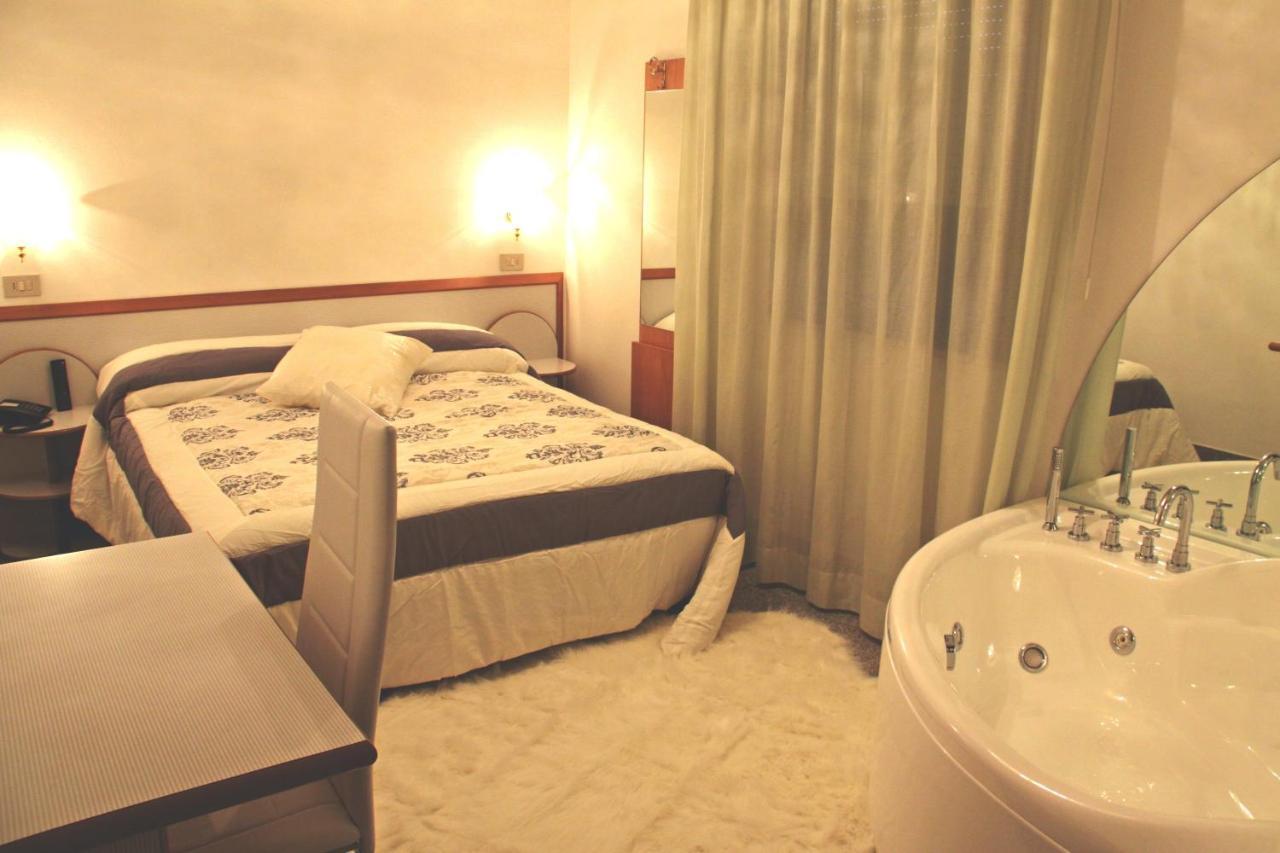 Hotel Memory Римини Екстериор снимка