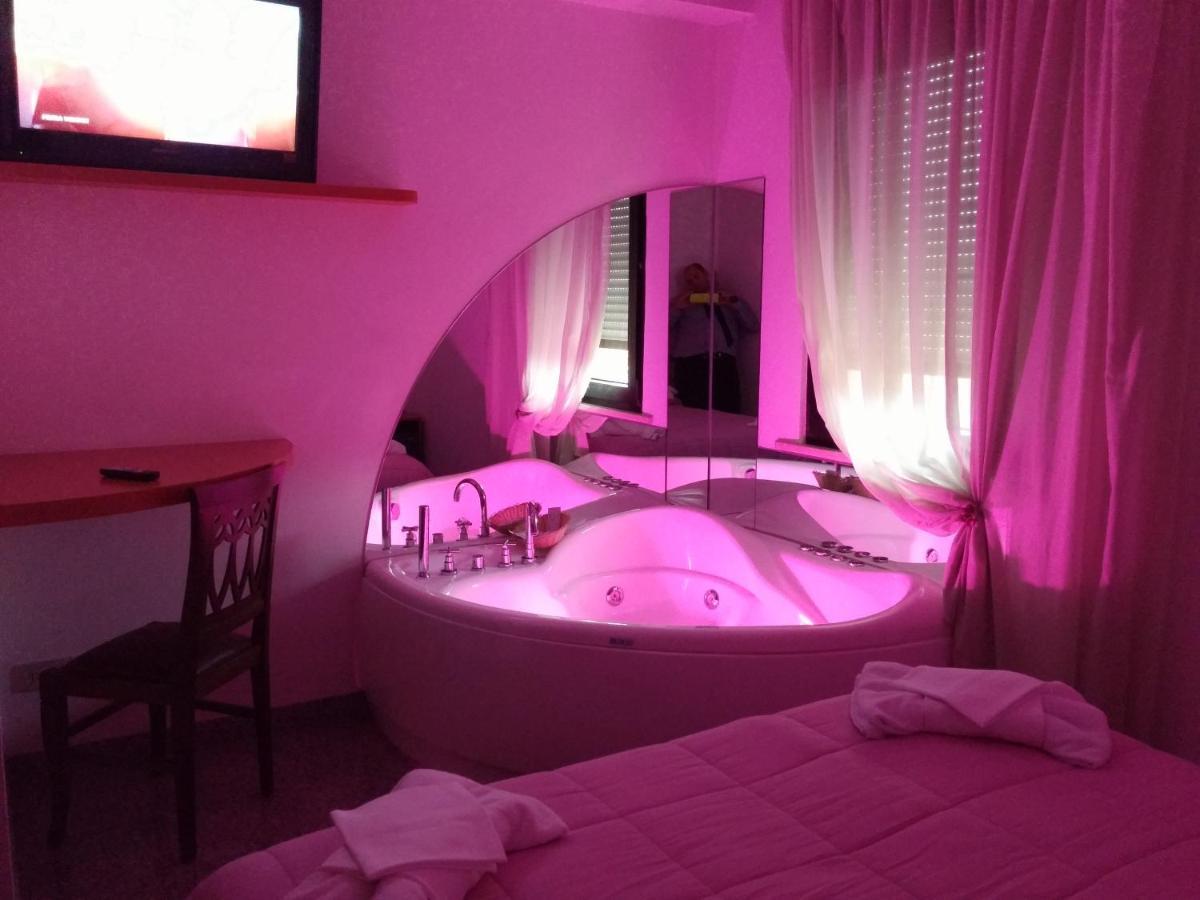 Hotel Memory Римини Екстериор снимка